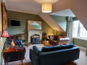 Stunning 5BR Royal Mile Penthouse